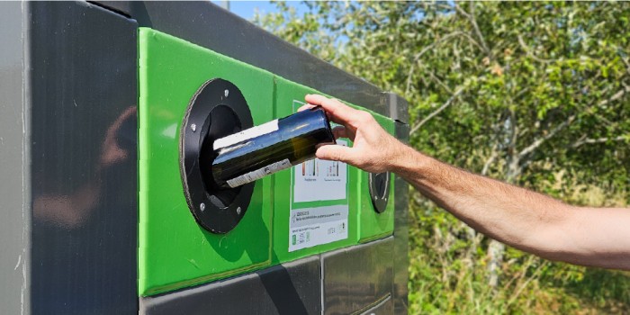 Rappel geste de tri bouteille verre dans la borne verte