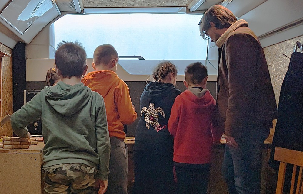 Un groupe d’élèves de primaires de l’école de Damazan essayant de sortir du bus Escape Game